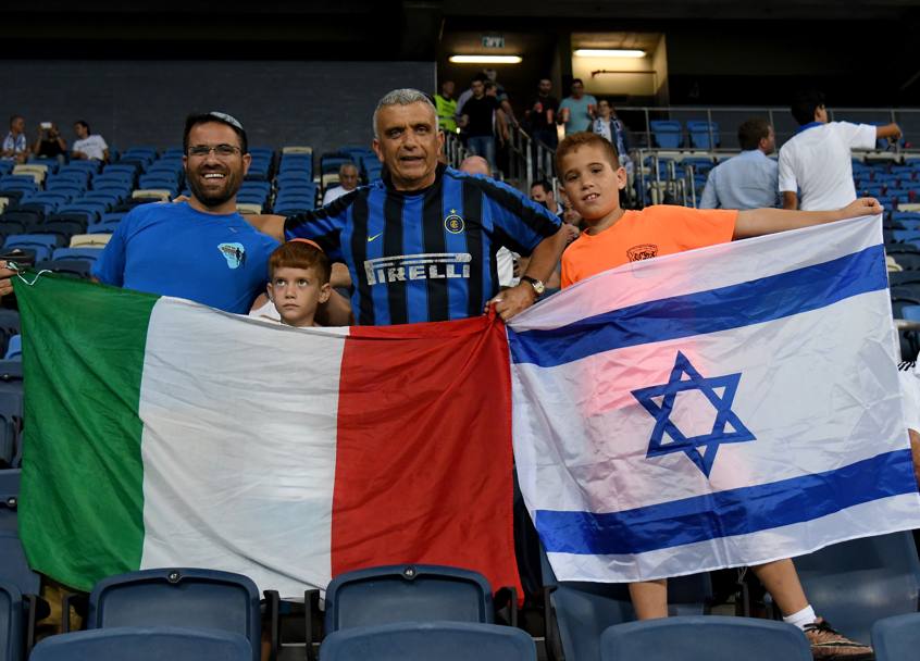 Un tifoso sfoggia la maglia dell&#39;Inter. Getty